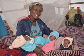 Mulher teve trigêmeos